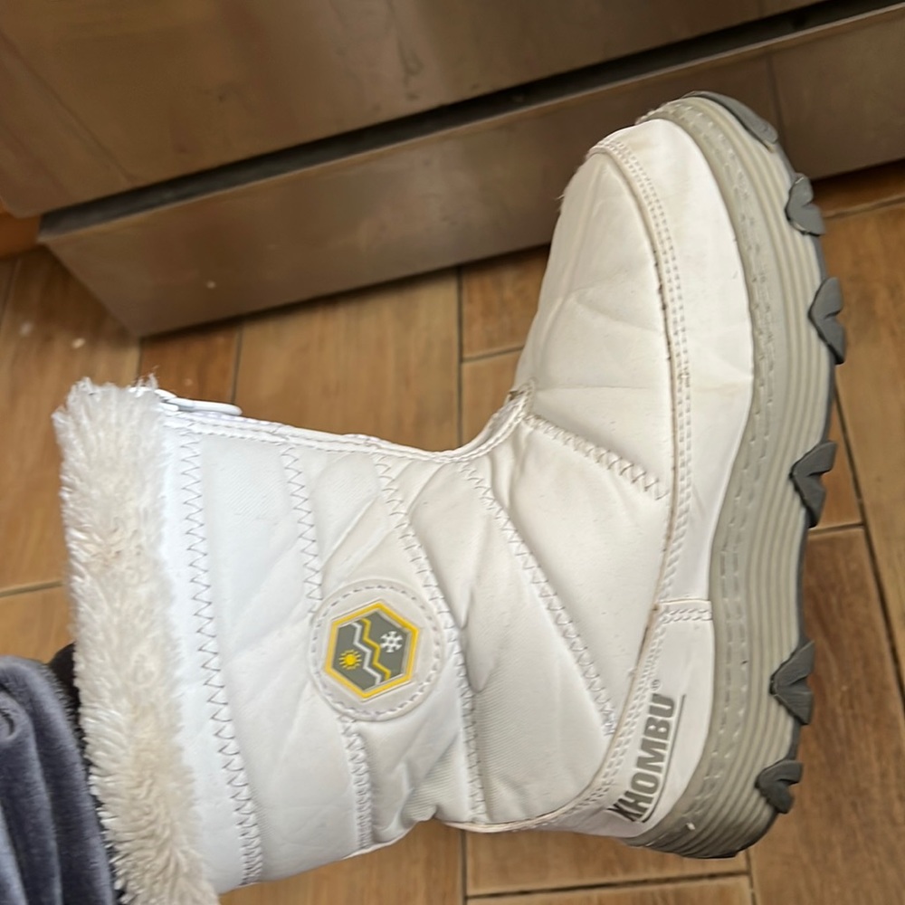 White uses snow boot